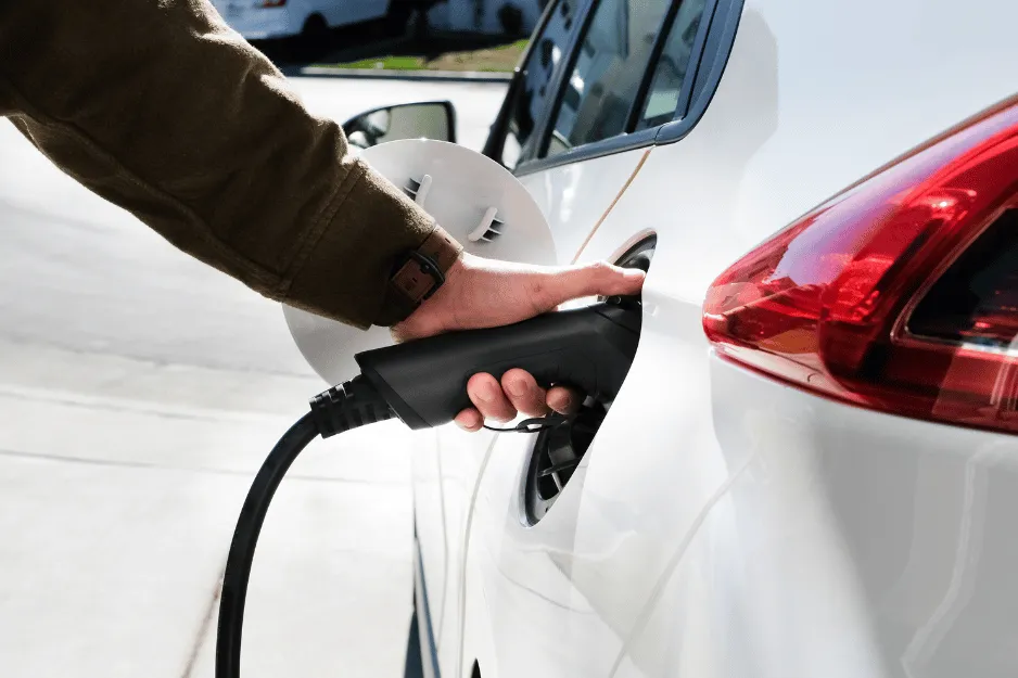 電気自動車の充電ポートに充電ケーブルを接続する様子